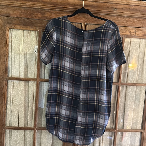 Bobeau plaid tunic top with slit in back - Picture 4 of 8